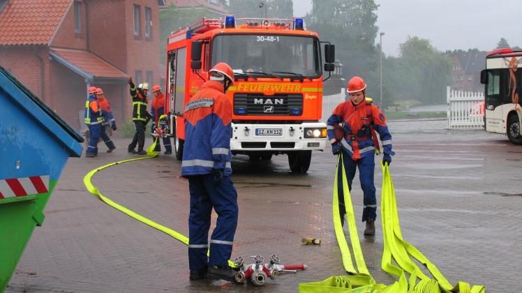 Beim bisher letzten Berufsfeuerwehrtag musste der Glückstädter Feuerwehrnachwuchs bei den Stadtwerken ein fiktives Großfeuer löschen.