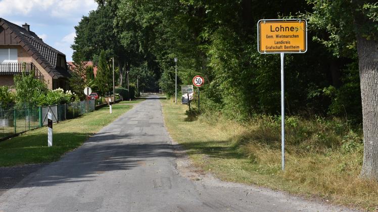 Auch Südlohne, eine Siedlung im Außenbereich der Gemeinde Wietmarschen, ist jetzt eine geschlossene Ortschaft. Deshalb wurden Ortseingangsschilder und  zusätzliche Schilder aufgestellt, die auf die Geschwindigkeitsbegrenzung von 50 km/h hinweisen.