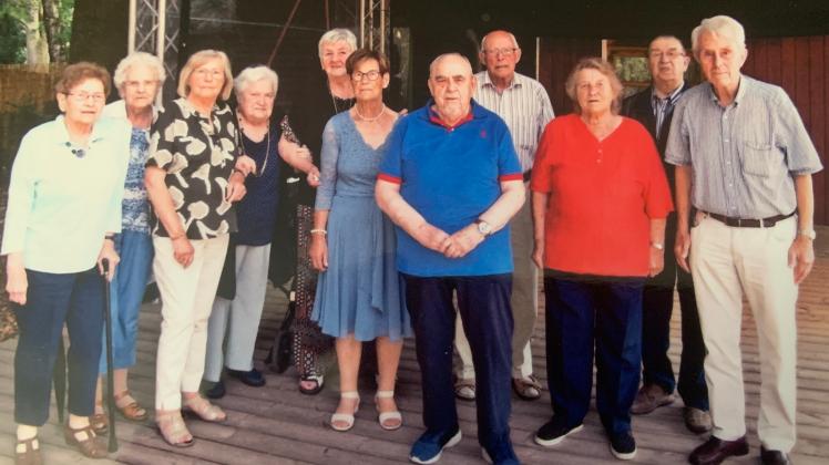 Die früheren Schüler der Meyerhofschule stellten sich zum Erinnerungsfoto auf. In zwei Jahren wollen sie sich wiedertreffen.