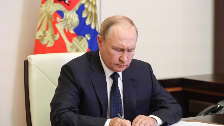 MOSCOW REGION, RUSSIA   AUGUST 24, 2022: Russia s President Vladimir Putin chairs a meeting on wildfire relief efforts v