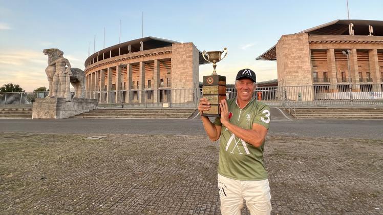 Christopher Kirsch mit dem Gold-Pokal vor dem Berliner Olympiastadion.