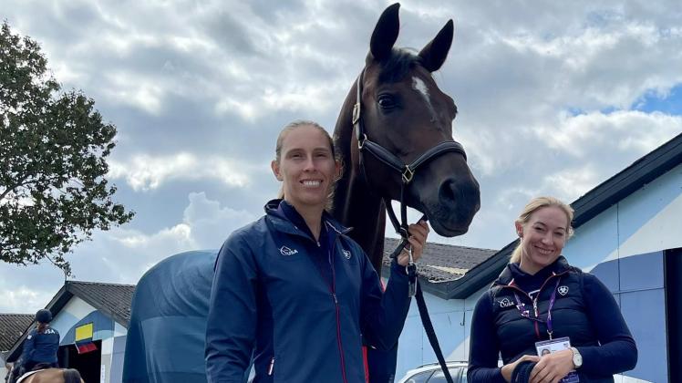 Erfolgreiches Team: Kate Showmaker auf ihrem Pferd Quiana zusammen mit Trainerin Nicole Wego-Engelmeyer (rechts).