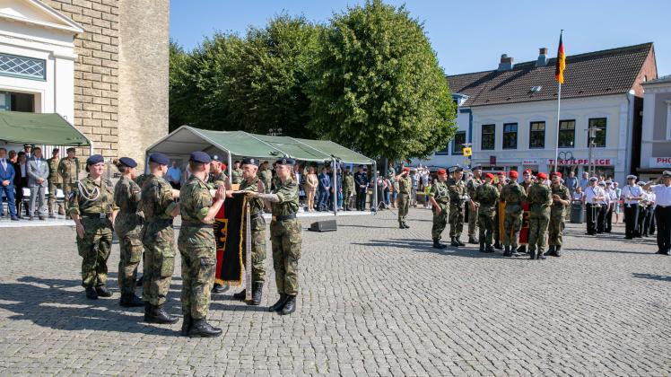 Bundeswehr-Gelöbnis auf Husums Marktplatz von 85 jungen Soldaten | SHZ