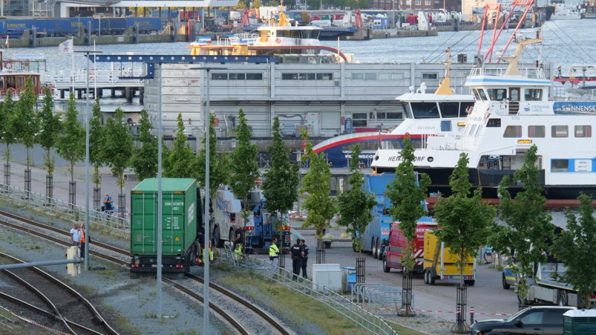 Unfall In Kiel Lkw Landet Auf Bahnschienen Der Hafenbahn SHZ unfall-in-kiel-lkw-landet-auf-bahnschienen-der-hafenbahn-shz