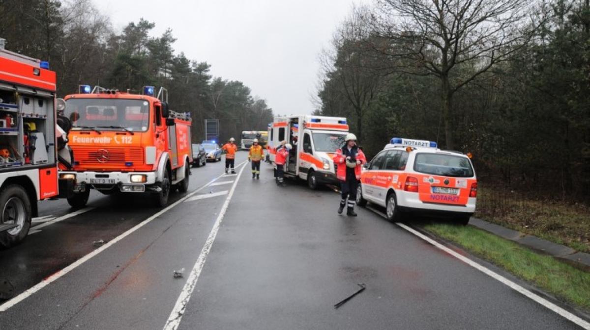 Pkw-Fahrer Nach Unfall Auf Der B 402 In Meppen Aus Autowrack Geborgen | NOZ