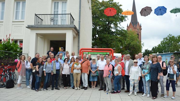 Eine Elmshorner Delegation vor dem Kultur- und Festspielhaus in Wittenberge.