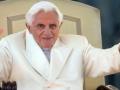 Papst Benedikt XVI. sitzt im Vatikan in Rom bei der Generalaudienz auf dem Petersplatz. Tausende Gläubige haben sich vor dem Petersdom versammelt, um den Pontifex zu verabschieden. Papst Benedikt XVI. hat als erster Papst der Neuzeit seinen Rücktritt erklärt.