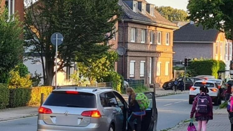 Auf den Straßen vor Pinnebergs Schulen gibt es Probleme mit Elterntaxis.