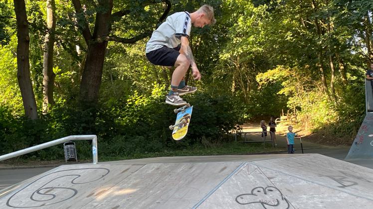Seine Tricks zeigt Ole Kunzmann beim Skater-Contest am Plantschbecken.