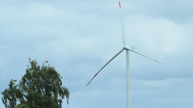 In Gammelby und Rieseby werden entlang der Bahnlinie nach Rieseby sieben Windkraftanlagen durch die Firma Lorica Energiesystem gebaut