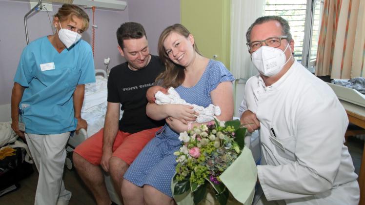 Geburtshilfe-Chefarzt PD Dr. Dr. Yves Garnier und Kinderkrankenschwester Sigrid Buchholz gratulierten Sabrina und Viktor Trube zur Geburt ihrer Tochter Elisa Sophia. Sie war die tausendste Geburt im Klinikum Osnabrück in diesem Jahr.
