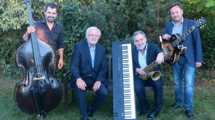 Die Jazzband Swinging Seagulls sorgt für den musikalischen Ausklang im Moment August im Warnemünder Kurhausgarten 