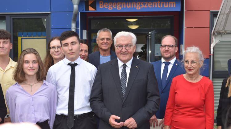 Nahm sich im Kolping-Begegnungszentrum in Lichtenhagen eine Stunde Zeit, um mit den Anwohnern ins Gespräch zu kommen: Bundespräsident Frank-Walter Steinmeier. 