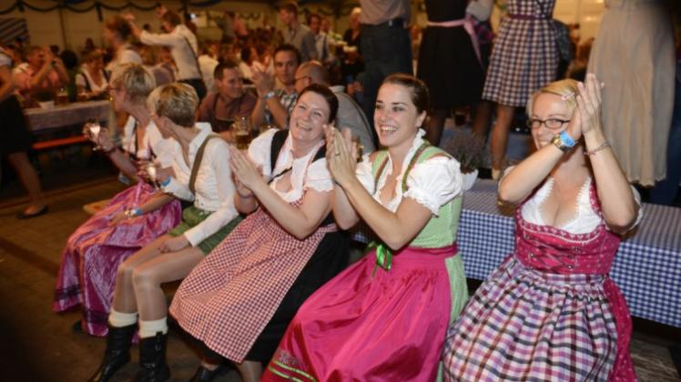 Die Dirndl-Fraktion ist klatsch- und schunkelfreudig.