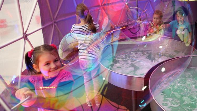 Wolfsburg: Schon während des Pressetermins konnten heute einige junge Besucherinnen des Seifenblasenfestivals im Phaeno-Wissenschaftsmuseum sich an den riesigen Seifenblasen erfreuen. Das Festival startet am Samstag. 