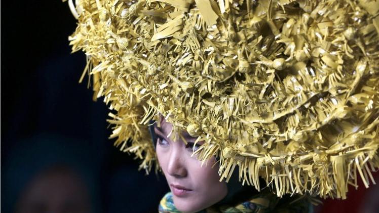 Indonesien: Ein Model führt eine Schöpfung des Designers Feny Mustafa während der &quot;Jakarta Modewoche&quot; vor. 
