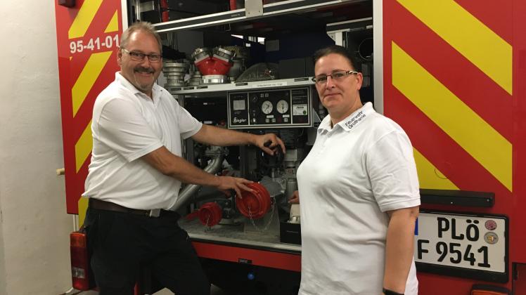 Uwe Bumann, stellvertretender Wehrführer, und Oberfeuerwehrfrau Simone Riek  stehen am Mittleren Löschfahrzeug und wünschen sich Verstärkung für die Freiwillige Feuerwehr Großharrie.