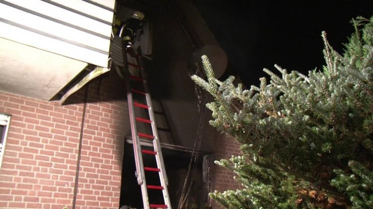 In einem zweistöckigen Mehrfamilienhaus ist in der Nacht zu Freitag ein Brand ausgebrochen. 