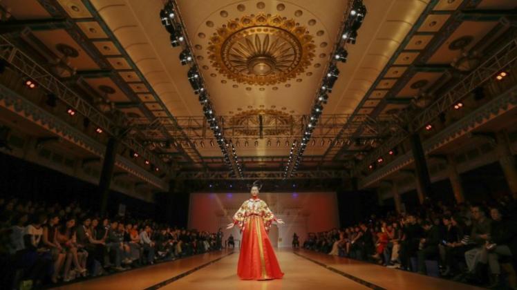 China: Ein Model präsentiert eine Kreation des chinesischen Designers Zhang Zhifeng auf einer Modewoche in Peking. 