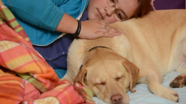 Entspannung pur: Leonie Schauer mit Labradorhündin Pauline in der Kuschelecke. 