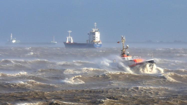 Brunsbüttel: Das Lotsenversetzboot &quot;Kapitän Jürs&quot; kämpft sich bei starkem Sturm durch die Elbe zwischen der Einfahrt zum Nord-Ostsee-Kanal und der Mündung in die Nordsee bei Brunsbüttel (Schleswig-Holstein). 