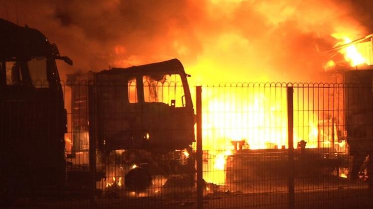 15 Lastwagen sind durch das Feuer zerstört worden. 