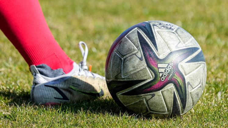 Ein Ball der Marke Adidas Conext 21 liegt auf dem Rasen, offizieller Spielball, official Match Ball, Symbolfoto, Symbolb