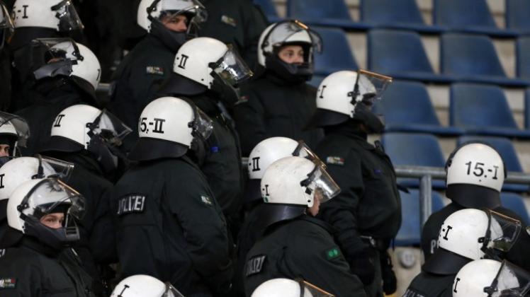 Beim Zweitliga-Fußballspiel von Arminia Bielefeld und Dynamo Dresden haben Dresdener Fans in Bielefeld randaliert. 17 Polizisten wurden dabei verletzt, zwei von ihnen schwer. 