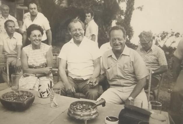 Wie zwei Brüder: Willy Brandt (links) mit Jigal Allon (rechts) im Kibbuz am 8. Juni 1973.