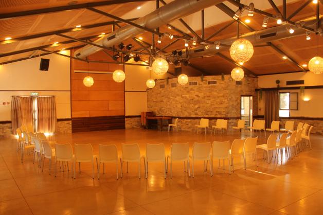 Im Kibbuz Tzuba blieb ein alter Sitzungssaal erhalten, in dem bis heute  gemeinsame Abstimmungen stattfinden.