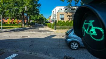 Ab Anfang September dürfen motorisierte Fahrzeuge nicht mehr von der Pinneberger
 Straße in die Wiedetwiete einbiegen. Der Bereich soll auf diese Weise
 fahrradfreundlicher gestaltet werden.