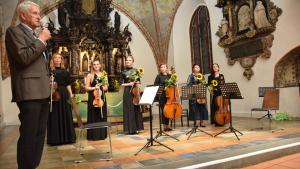 Der Organisator und Moderator des Abends, Hellmut Cramer vom Rotary Club Eckernförde, dankte den sechs ukrainischen Musikerinnen für das begeisternde Konzert und wünschte den Menschen in der Ukraine, dass der Krieg nicht mehr lange dauern möge. 