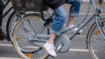 Düsseldorf 15.01.2022 Hollandrad Fahrrad Damenrad Frauenrad Einkaufskorb Einkaufskörbchen Gepäckständer Kettenschaltung