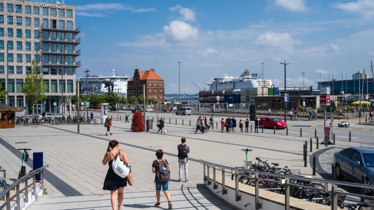 Kiel Hotspot für Kreuzfahrten in die Ostsee Bahnhofsvorplatz des Kieler Hauptbahnhofs mit Blick auf den Hafen und die Fä
