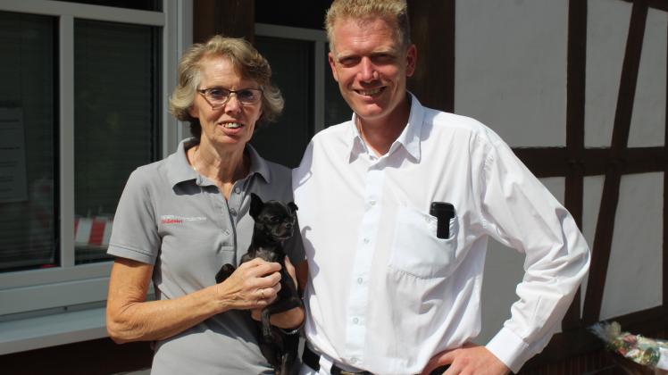Brigitte Pfänder arbeitet seit 45 Jahren im selben Betrieb. Ihr heutiger Chef, Carsten Grußendorf, war noch ein Kind, als Pfänder 1977 im Alter von 16 Jahren ihre Ausbildung zur Tierarzthelferin in der Praxis Heinrich Grußendorf begann. 