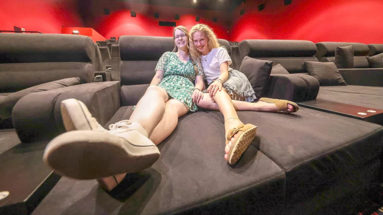 Dorothee Hoppe (links) und Carlotta Wagner aus der Emder OZ-Redaktion testeten den Komfort auf einem der neuen Sofas im Kino am Wasserturm.

