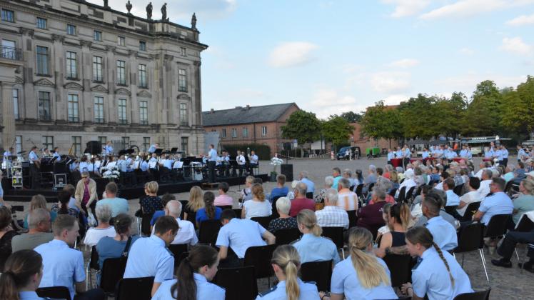 Den Abschluss des Patenschaftstages bildete das Benefizkonzert auf dem Schlossplatz Ludwigslust. Das Heeresmusikkorps aus Neubrandenburg spielte zugunsten des Mehrgenerationenhauses des Zebef.