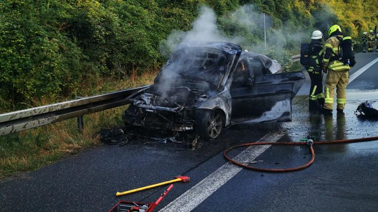 Am Freitagmorgen ist auf der A30 zwischen Osnabrück-Süd und Harderberg in Fahrtrichtung Bielefeld ein Auto in Flammen aufgegangen. 