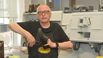 Schuhmacher Karl-Heinz Bumann, genannt Kalle, repariert Schuhe aus Leidenschaft.