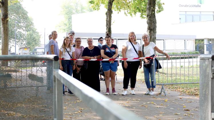 Schon mehrere Stunden vor dem Einlass warteten Jessica (weißes T-Shirt), Valentina, Tanja, Angie, Lisa und Ingrid auf den Einlass, um einen Platz direkt vor der Bühne beim Schlossgarten Open Air in Osnabrück zu ergattern. 
