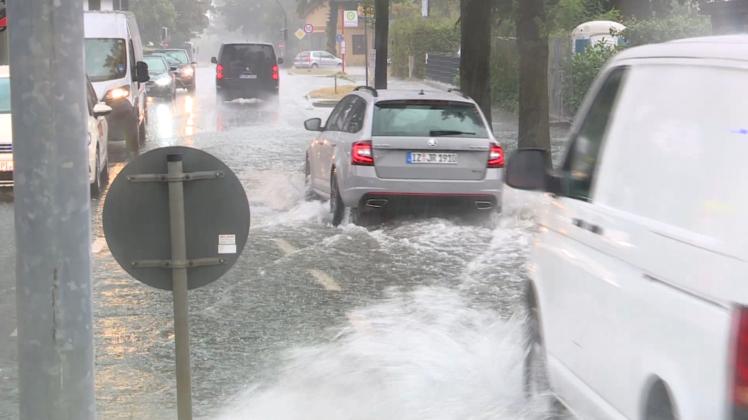 In Kummerfeld steht die Bundesstraße unter Wasser.