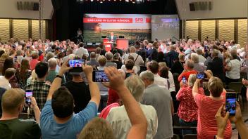 Als Olaf Scholz zum Wahlkampfauftakt der SPD in Cuxhaven die Bühne betritt, zücken viele Besucher ihre Handys. In Niedersachsen wird am 9. Oktober ein neuer Landtag gewählt.