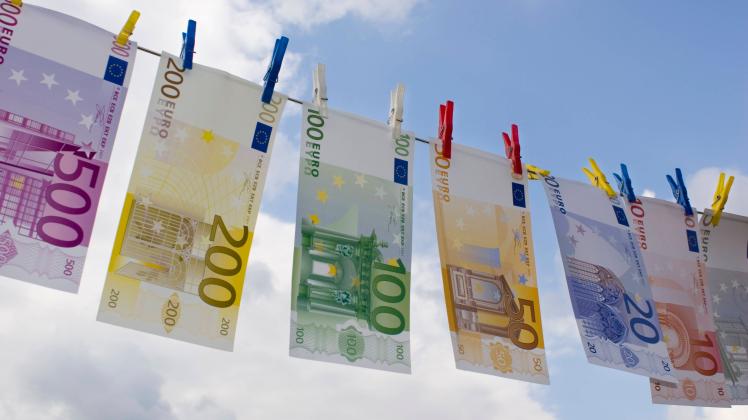 Euro banknotes on a clothesline against cloudy sky PUBLICATIONxINxGERxSUIxAUTxONLY Copyright: 30258299