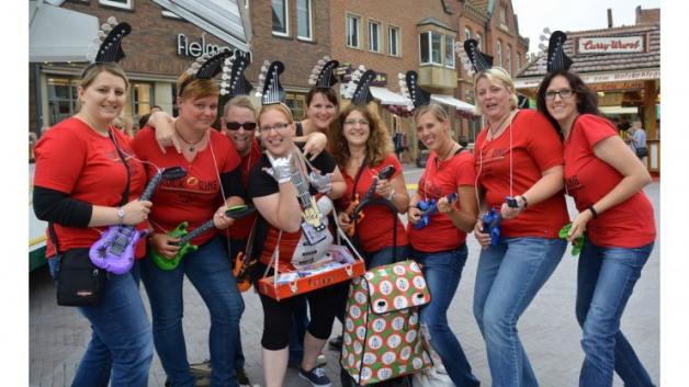 „Fritzi“ (mit Bauchladen) und ihre Freundinnen aus Wiesmoor feierten den Junggesellinnenabschied auf dem Meppener Stadtfest. Fotos: Georg Hiemann