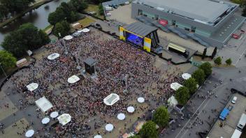 H.P. Baxxter und die Kult-Band Scooter haben beim Open Air in Lingen vor 14.000 Fans mächtig abgeliefert. Wir waren mit der Kamera dabei.