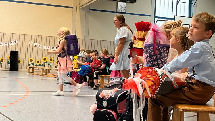 Jedes einzelne neue Schulkind bekam bei der Einschulungsfier in der Sporthalle der Neuhauser Grund- und Oberschule seinen persönlichen Auftritt.
