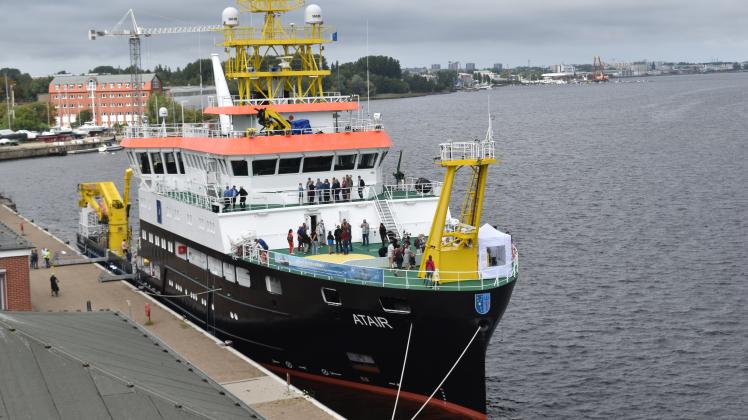 Am Neptunkai bieten BSH-Beschäftigte Führungen auf dem Vermessungs-, Wracksuch- und Forschungsschiff „Atair“ an. 