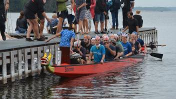 Erstmals beim Drachenbootrennen dabei: Das Team „Planck paddelt“ mit Teilnehmern aus acht Nationen des Plöner Max Planck-Instituts.  