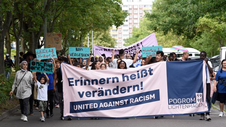 Zum 30. Jahrestag der Ausschreitungen in Lichtenhagen demonstrierten Tausende gegen Ausländerhass und Vielfalt.