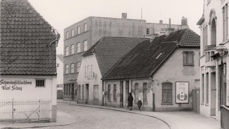 Die Orthstraße im Jahr 1967: Das viergeschossige Haus im Hintergrund wurde mit dem Tanzlokal „La Palma“ zur angesagtesten Adresse im Delmenhorster Nachtleben.